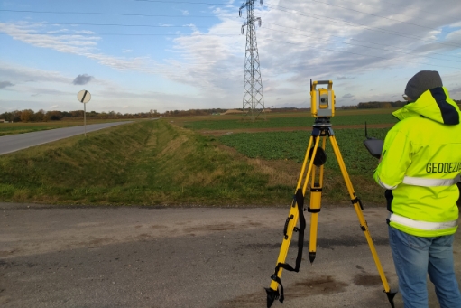 geodezyjna obsługa budowy linii wysokiego napięcia, pomiary sieci energetycznych, tyczenie słupów energetycznych